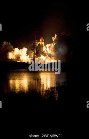 STS119-S-034 (15 marzo 2009) --- lo Space Shuttle Discovery e i suoi sette membri dell'equipaggio STS-119 si dirigono verso l'orbita terrestre e un collegamento programmato con la stazione spaziale Internazionale. Il liftoff era in orario alle 19:43 p.m. (EDT) del 15 marzo 2009 dalla rampa di lancio 39A al Kennedy Space Center della NASA. A bordo ci sono gli astronauti Lee Archambault, comandante; Tony Antonelli, pilota; Joseph Acaba, Steve Swanson, Richard Arnold, John Phillips e Koichi Wakata della Japan Aerospace Exploration Agency, tutti specialisti di missione. Wakata si unirà alla Expedition 18 in corso per servire come ingegnere di volo a bordo della statistica spaziale Foto Stock