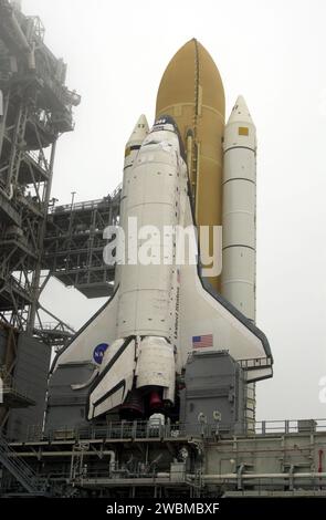 KENNEDY SPACE CENTER, BAN. -- Space Shuttle Discovery, sulla sua piattaforma di lancio mobile, arriva al Launch Pad 39B. Il Discovery volerà sulla missione STS-102 verso la stazione spaziale Internazionale. Il suo carico utile è il Multi-Purpose Logistics Module Leonardo, un “furgone mobile”, per trasportare scaffali da laboratorio pieni di attrezzature, esperimenti e rifornimenti da e verso la stazione spaziale a bordo dello Space Shuttle. Il volo trasporterà anche l'equipaggio della Expedition Two fino alla stazione spaziale, sostituendo la Expedition One, che tornerà sulla Terra su Discovery. Il lancio è previsto per l'8 marzo alle 6 45 EST Foto Stock