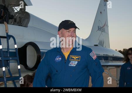 CAPE CANAVERAL, Ban. – Il comandante della STS-131 Alan Poindexter arriva alla Shuttle Landing Facility al Kennedy Space Center della NASA in Florida a bordo di un aereo T-38. I membri dell'equipaggio STS-131 sono a Kennedy per il Terminal Countdown Demonstration test, o TCDT, una prova generale per il lancio. I sette membri dell'equipaggio consegneranno il modulo di logistica polivalente Leonardo, riempito di piattaforme di stivaggio e scaffali di rifornimento, alla stazione spaziale Internazionale a bordo dello Space Shuttle Discovery. La STS-131, prevista per il lancio il 5 aprile, sarà la 33a missione shuttle per la stazione e la 131a navetta MIS Foto Stock