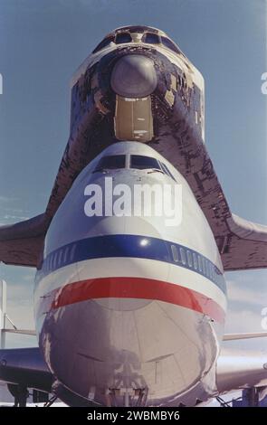 KENNEDY SPACE CENTER, FLA. - Con il cielo del deserto dietro di esso, lo Space Shuttle Columbia e il 747 Shuttle Carrier Aircraft sono pronti per il volo di ritorno al Kennedy Space Center in Florida. Dopo il successo della prima missione dello Space Shuttle, l'orbiter è stato riportato dal deserto con un volo con piggyback dove è atterrato al KSC. I preparativi per il secondo lancio iniziano ora. Foto Stock