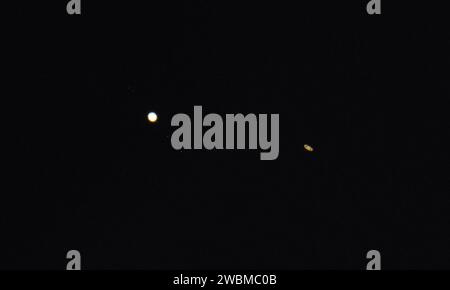 Giove, a sinistra e Saturno, a destra, sono visibili dopo il tramonto da Alessandria, Va., martedì 22 dicembre 2020. I due pianeti si stanno lentamente separando l'uno dall'altro nel cielo, dopo essere apparsi a un decimo di grado di distanza durante la "grande congiunzione" del 21 dicembre. Foto Stock