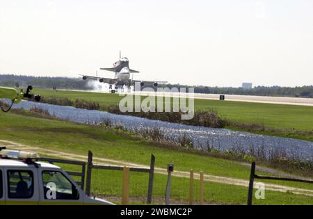 KENNEDY SPACE CENTER, FLA. -- l'aeromobile Shuttle Carrier, un Boeing 747 modificato, solleva la polvere mentre tocca la Shuttle Landing Facility del KSC. Sta trasportando l'orbiter Atlantis in cima. Forti venti trasversali hanno causato l'atterraggio delle ruote a sinistra da parte dello SCA. Atlantis atterrò in California il 19 febbraio concludendo la missione STS-98. Il volo in traghetto è iniziato in California il 1 marzo; le condizioni meteorologiche sfavorevoli lo hanno mantenuto a terra ad Altus AFB, in Oklahoma, fino al suo ritorno in Florida. L'orbiter volerà sulla missione STS-104, il decimo volo di costruzione per la stazione spaziale Internazionale, previsto a giugno Foto Stock