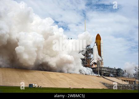 L'Atlantis è decollato dal Launch Pad 39A l'8 luglio 2011, trasportando gli astronauti della STS-135 Chris Ferguson, Doug Hurley, Sandy Magnus e Rex Walheim. La missione ha consegnato il modulo logistico Raffaello e l'esperimento Robotic Refueling Mission all'ISS, restituendo un modulo pompa ammoniaca guasto per l'analisi. Foto Stock