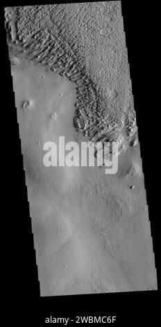 L'immagine VIS di oggi mostra la superficie del Zephyria Planum e le pianure circostanti. Zephyria Planum si trova a sud dell'Elysium Planitia. Venti a lungo termine hanno eroso la superficie del Zephyria Planum (parte superiore dell'immagine) e le pianure circostanti. Piccole dune di sabbia lineari sono visibili nel resto dell'immagine. Numero orbita 81217 latitudine -5,45343 longitudine 155,853 Instrument VIS catturato 2020-04-05 17 22 Foto Stock