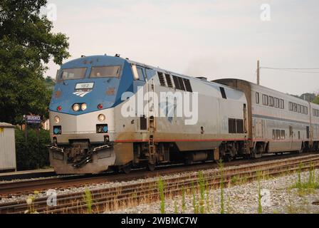 Una foto della Amtrak Capitol Limited che passa attraverso la stazione di Brunswick, Maryland, diretta da DC a Chicago. Foto Stock