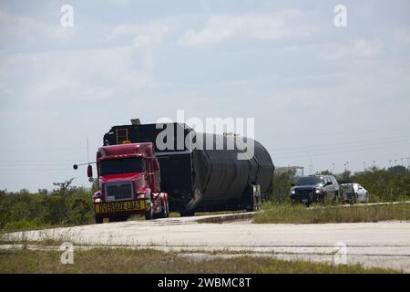 CAPE CANAVERAL, Ban. -- la prima fase del razzo SpaceX COTS-2 Falcon 9 verrà trasportata su un hangar SpaceX al Pad 40 alla Cape Canaveral Air Force Station in Florida. Una volta assemblato, sarà un veicolo di lancio completamente integrato a due stadi, costituito da un primo stadio alimentato da nove motori Merlin 1C sviluppati da SpaceX, un secondo stadio, un interstadio, un tronco non pressurizzato e l'unità di qualificazione della navicella spaziale Dragon. SpaceX ha ricevuto l'appalto per tre voli dimostrativi nell'ambito del programma Commercial Orbital Transportation Services, o COTS, gestito dal Johnson Space Center della NASA Foto Stock