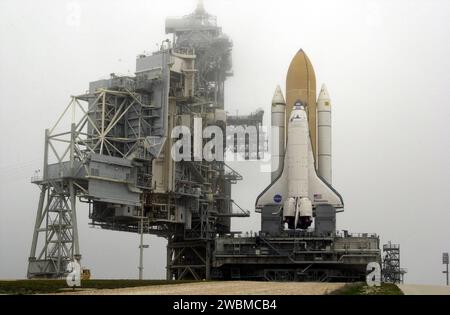 KENNEDY SPACE CENTER, BAN. -- Space Shuttle Discovery, sulla sua piattaforma di lancio mobile, arriva al Launch Pad 39B. Il Discovery volerà sulla missione STS-102 verso la stazione spaziale Internazionale. Il suo carico utile è il Multi-Purpose Logistics Module Leonardo, un “furgone mobile”, per trasportare scaffali da laboratorio pieni di attrezzature, esperimenti e rifornimenti da e verso la stazione spaziale a bordo dello Space Shuttle. Il volo trasporterà anche l'equipaggio della Expedition Two fino alla stazione spaziale, sostituendo la Expedition One, che tornerà sulla Terra su Discovery. Il lancio è previsto per l'8 marzo alle 6 45 EST Foto Stock