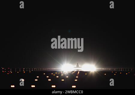 Le luci allo xeno illuminano lo Shuttle Landing Facility al Kennedy Space Center per il ritorno finale dello Space Shuttle Atlantis durante la STS-135, consegnando il modulo logistico Raffaello con 9.400 libbre di rifornimenti alla ISS. Foto Stock