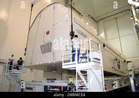 KENNEDY SPACE CENTER, FLA. - Nel Canister Rotation Facility del Kennedy Space Center della NASA, il Payload Canister viene sollevato in posizione verticale per il trasporto al Launch Pad 39B. I carichi utili all'interno, inclusi il modulo di logistica multiuso Raffaello e la piattaforma di stivaggio esterna-2, saranno spostati nella sala di modifica del carico utile nella struttura di servizio rotante e quindi installati nel vano di carico utile di Discovery. Il lancio dello Space Shuttle Discovery è previsto al ritorno alla missione STS-114 per la stazione spaziale Internazionale. La finestra di lancio si estende dal 22 maggio al 3 giugno. Foto Stock