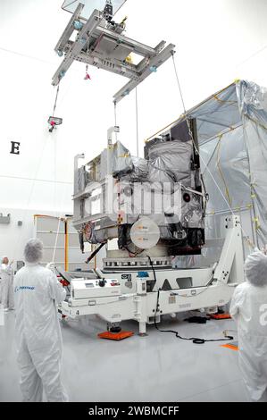 All'Astrotech di Titusville, una gru a ponte è stata posizionata sopra GOES-N per sollevarla dal cavalletto di rotazione a un cavalletto di lavoro. Dall'11 marzo, Boeing satellite Systems ha condotto test finali sull'imaging, la strumentazione, le comunicazioni e i sistemi di alimentazione del satellite. IL GOES-N, un satellite ambientale geostazionario, dovrebbe lanciare il 4 maggio su un Boeing Delta IV con un secondo stadio a tre ustioni. Foto Stock