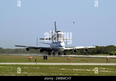 Lo Space Shuttle Columbia, montato su un aereo Shuttle Carrier, atterra alla Cape Canaveral Air Force Station dopo un volo in traghetto dalla California. L'orbiter è tornato dopo 17 mesi di modifiche e rinnovamenti prima della sua prossima missione programmata STS-107. Foto Stock