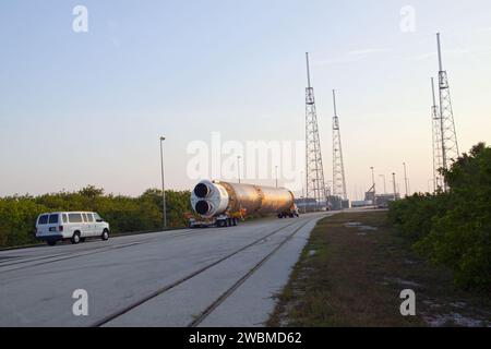 CAPE CANAVERAL, Ban. -- alla Cape Canaveral Air Force Station in Florida, il primo stadio di un razzo United Launch Alliance Atlas V viene trasportato dal suo hangar presso l'Atlas Spaceflight Operations Center al Launch Complex 41. La navicella spaziale Juno della NASA è prevista per il lancio a bordo di un Atlas V da Cape Canaveral, Flag. 5 agosto. La navicella spaziale a energia solare orbita intorno ai poli di Giove 33 volte per saperne di più sulle origini, la struttura, l'atmosfera e la magnetosfera del gigante del gas e indagare sull'esistenza di un solido nucleo planetario. Foto Stock