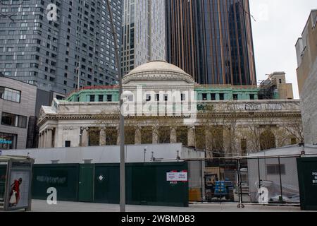 E' visibile un cantiere con numerosi alti edifici sullo sfondo Foto Stock