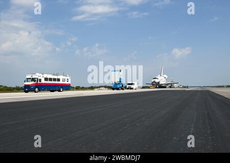 CAPE CANAVERAL, Ban. -- i lavoratori preparano lo Space Shuttle Atlantis per il suo trekking dalla Shuttle Landing Facility alla Orbiter Processing Facility-2 per l'ultima volta. L'ultimo ritorno di Atlantis sulla Terra sulla Runway 15 al Kennedy Space Center della NASA in Florida avvenne alle 5:57 del mattino EDT del 21 luglio 2011. Assicurandosi il posto della flotta dello Space Shuttle nella storia, l'Atlantis segna il 26° atterraggio notturno del programma Space Shuttle della NASA e il 78° atterraggio a Kennedy. Atlantis e il suo equipaggio hanno consegnato alla stazione spaziale Internazionale il modulo logistico polivalente Raffaello con più di 9.400 po Foto Stock