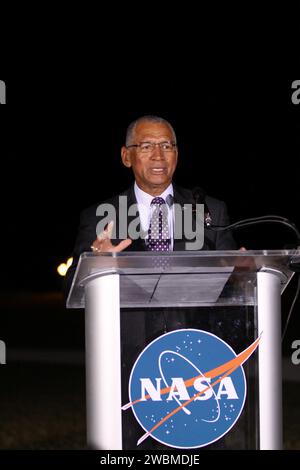 CAPE CANAVERAL, Ban. – L'amministratore della NASA Charles Bolden si rivolge ai rappresentanti dei media presso il sito stampa del Kennedy Space Center della NASA in Florida dopo il successo del lancio dimostrativo di SpaceX verso la stazione spaziale Internazionale. Il razzo SpaceX Falcon 9 è decollato dallo Space Launch Complex-40 sulla Cape Canaveral Air Force Station in Florida alle 3:44 EDT, portando la capsula Dragon in orbita. Il lancio è il secondo volo dimostrativo della compagnia per il programma Commercial Orbital Transportation Services, o COTS, della NASA. Durante il volo, il Drago condurrà una serie di Foto Stock