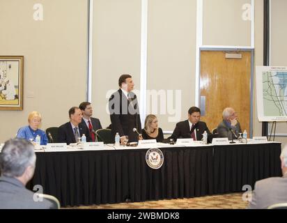 CAPE CANAVERAL, Ban. – Alla Kurt H. Debus Conference Facility del Kennedy Space Center Visitor Complex, il Rep. John Mica, R-Ban., in piedi, parla ai testimoni durante un'udienza della sottocommissione per le operazioni governative della camera dei rappresentanti degli Stati Uniti. Da sinistra ci sono Rep. Candace Miller, R-Mich., Rep. Bill Posey, R-Ban., Mica, il consulente legale per la Rep. Mica, il Rep. Ron Desantis, R-Flag., e il Rep. Kerry Bentivollo, R-MIC. L'udienza del Congresso ha avuto luogo per rivedere i piani per mettere gli edifici vuoti e le proprietà in eccesso al Kennedy Space Center al loro uso migliore e più produttivo. Foto Stock