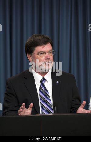 CAPE CANAVERAL, Ban. Jim Adams, vice direttore della Planetary Science Division della NASA, parla con un rappresentante dei media durante una conferenza stampa post-lancio dopo il successo del lancio della navicella spaziale Juno sulla cima di un razzo Atlas V della United Launch Alliance. Il lancio è avvenuto alle 12:25. EDT 5 agosto. La navicella spaziale a energia solare è ora in viaggio di cinque anni verso Giove, dove orbita intorno ai poli del pianeta 33 volte per saperne di più sulle origini, la struttura, l'atmosfera e la magnetosfera del gigante del gas e indagare sull'esistenza di un solido nucleo planetario. Foto Stock