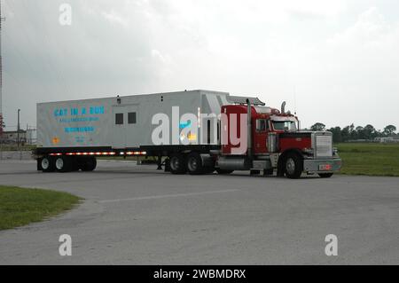 KENNEDY SPACE CENTER, FLA. - Un camion con un generatore da 1 megawatt è pronto per iniziare il viaggio allo Stennis Space Center in Mississippi. Stennis ha subito danni e interruzioni di corrente dall'uragano Katrina. KSC sta inviando un elicottero con forniture mediche e un tecnico medico di emergenza a Stennis, più un generatore da 1 megawatt, generatori da 125 e 225 chilowatt e 1.000 galloni di carburante diesel. Anche la Michoud Assembly Facility vicino a New Orleans fu lasciata senza potere. Un aereo della NASA sta trasportando forniture mediche, cibo e motoseghe, nonché un medico e due tecnici ad alta tensione a Michoud Foto Stock