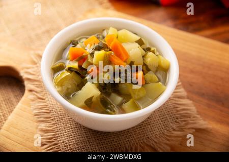 Zuppa di verdure fresca fatta in casa, ricetta semplice con verdure tritate, carota, sedano, zucca, spinaci, chayote e altri ingredienti, piatto sano Foto Stock