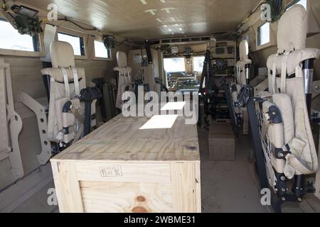 CAPE CANAVERAL, Ban. – Una vista dell'interno di uno dei quattro nuovi veicoli di emergenza, chiamato MRAP (Mine-Resistant Ambush-Protected), è mostrato. I MRAP sono presso il Maintenance and Operations Facility del Kennedy Space Center della NASA in Florida. I MRAP arrivarono dal deposito Red River dell'esercito degli Stati Uniti a Texarkana, Texas, nel dicembre 2013. I veicoli sono stati trattati e poi trasportati all'impianto di rotazione, lavorazione e sovratensione vicino all'edificio di assemblaggio dei veicoli per lo stoccaggio temporaneo. Il Ground Systems Development and Operations Program di Kennedy guidò gli sforzi verso un emergente Foto Stock