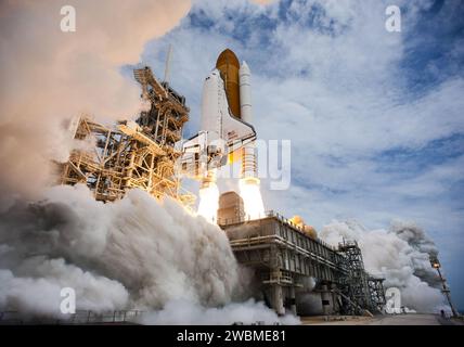 L'Atlantis è decollato dal Launch Pad 39A al Kennedy Space Center su due colonne di fiamma per la STS-135 per consegnare il modulo Raffaello, eseguire la Robotic Refueling Mission e restituire un modulo pompa ammoniaca guasto. Foto Stock