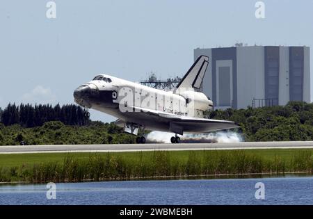 KENNEDY SPACE CENTER, FLA. - Atlantis solleva la polvere mentre la sua attrezzatura principale atterra sulla pista 33 presso la Shuttle Landing Facility del KSC. L'atterraggio completa la missione di 10 giorni, 19 ore, 4,5 milioni di miglia STS-110 alla stazione spaziale Internazionale. L'orbiter trasporta il comandante dell'equipaggio Michael Bloomfield, il pilota Stephen Frick e gli specialisti della missione Jerry Ross, Steven Smith, Ellen Ochoa, Lee Morin e Rex Walheim. Il touchdown della marcia principale era 12 26 57 p.m. EDT, il touchdown della marcia nasale era 12 27 09 p.m. e lo stop della ruota era 12 28 07 p.m. l'equipaggio consegnò e installò la capriata S0, che sosterrà Foto Stock