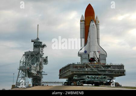 KENNEDY SPACE CENTER, FLA. - Lo Space Shuttle Discovery, che poggia sulla piattaforma di lancio mobile in cima al Crawler Transporter, scende lentamente dalla piattaforma di lancio 39B sulla via del ritorno verso l'edificio di assemblaggio del veicolo. A sinistra si trovano le strutture di servizio fisse e rotanti (RSS e FSS). In cima all'FSS si trova l'asta di illuminazione da 80 piedi. Una volta all'interno del VAB, Discovery verrà degenerato dal serbatoio esterno e sollevato nella corsia di trasferimento. A partire dal 7 giugno, Discovery verrà sollevata e fissata al nuovo serbatoio e ai Solid Rocket Boosters, già presenti nel VAB. Solo il 15° rollback nello Space Shuttle Prog Foto Stock