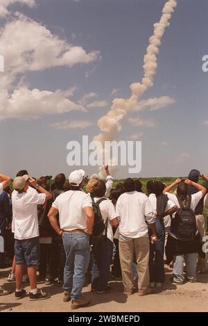 Gli studenti della Ronald McNair Magnet School di Cocoa, Florida, osservano la pista di fumo dello Space Shuttle Endeavour dopo il decollo della missione STS-100 dal Kennedy Space Center. Il Commissario per l’istruzione della Florida Charlie Crist ha partecipato al lancio per celebrare il ventesimo anniversario del programma Space Shuttle della NASA. Foto Stock