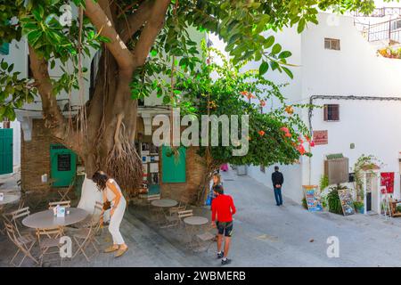 Tangeri, Marocco. 15 ottobre 2022 - turisti sulla terrazza del ristorante Morocco Club in Piazza Tabor, a est della kasbah, nella medina Foto Stock