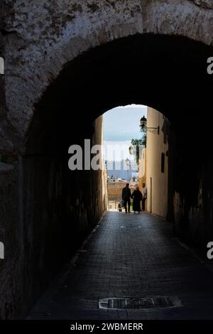 Tangeri, Marocco. 15 ottobre 2022 - Kasbah. Passaggio in via Riyadh Sultan verso Piazza Kasbah, con la porta Bab Bhar Foto Stock