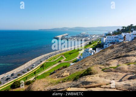 Tangeri, Marocco. 15 ottobre 2022 - costa di Merkala, giardino Hafa e porto, dalla roccia del cimitero fenicio, Foto Stock