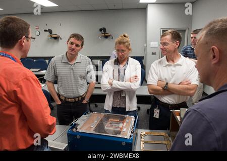 L'equipaggio della STS-135 si addestrò il 25 marzo 2011 nell'Animal Enclosure Module presso la Jake Garn Simulation Facility, tra cui Rex Walheim, Sandy Magnus, Chris Ferguson e Doug Hurley in preparazione per l'ultima missione della navetta. Foto Stock