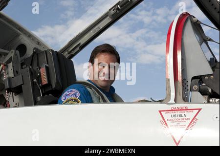 CAPE CANAVERAL, Ban. Lo specialista missione STS-134 Greg Chamitoff arriva alla Shuttle Landing Facility al Kennedy Space Center della NASA in Florida a bordo di un T-38. Mentre era a Kennedy, l'equipaggio dello Space Shuttle Endeavour parteciperà a una prova di Countdown dress di lancio chiamata Terminal Countdown Demonstration test (TCDT) e ad un addestramento correlato in preparazione alla prossima missione STS-134. Endeavour e i suoi sei membri dell'equipaggio STS-134 consegneranno Express Logistics Carrier-3, Alpha Magnetic Spectrometer-2 (AMS), un serbatoio di gas ad alta pressione e parti di ricambio aggiuntive per il robot Dextre Foto Stock