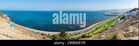 Tangeri, Marocco. 15 ottobre 2022 - Rocca nel cimitero fenicio, di fronte alla costa di Merkala, al giardino Hafa e al porto sulla destra Foto Stock
