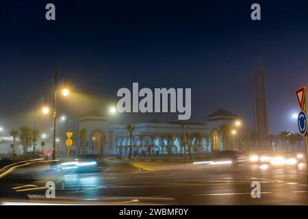 Tangeri, Marocco. 15 ottobre 2022 - Fotografia notturna della moschea del porto, accanto alla medina, con nebbia Foto Stock