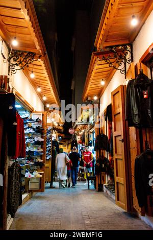 Tangeri, Marocco. 15 ottobre 2022 - negozi di souvenir nelle strette stradine del centro della medina, di notte Foto Stock