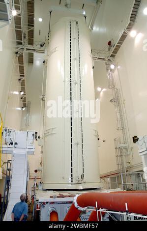 KENNEDY SPACE CENTER, FLA. - Nel Canister Rotation Facility del Kennedy Space Center della NASA, il Payload Canister verticale è pronto per il trasporto al Launch Pad 39B. Il contenitore verrà trasportato alla piattaforma di lancio 39B. I carichi utili all'interno, inclusi il modulo di logistica multiuso Raffaello e la piattaforma di stivaggio esterna-2, saranno spostati nella sala di modifica del carico utile nella struttura di servizio rotante e quindi installati nel vano di carico utile di Discovery. Il lancio dello Space Shuttle Discovery è previsto al ritorno alla missione STS-114 per la stazione spaziale Internazionale. La finestra di avvio si estende Foto Stock