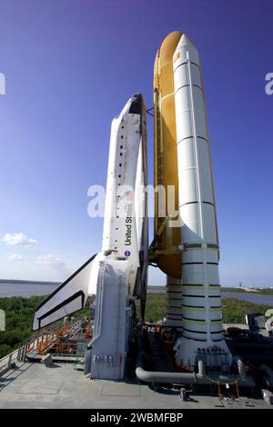 Lo Space Shuttle Discovery esce dall'edificio di assemblaggio del veicolo al Kennedy Space Center in cima alla piattaforma di lancio mobile, trasportato dal Crawler-Transporter al complesso di lancio 39B. Il lancio segna una pietra miliare nella missione di ritorno al volo della NASA STS-114, prevista per il lancio tra il 15 maggio e il 3 giugno 2005. Foto Stock
