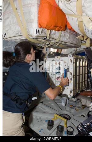 S128-e-007084 (31 agosto 2009) --- l'astronauta Nicole Stott, ingegnere di volo della Expedition 20, si prepara a spostare l'hardware attraverso un portello sul ponte centrale dello Space Shuttle Discovery (STS-128) mentre è agganciato alla stazione spaziale Internazionale. Foto Stock