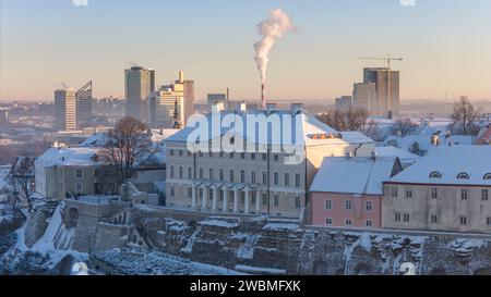 Vista aerea della città vecchia di Tallinn durante una fredda giornata invernale in Estonia Foto Stock