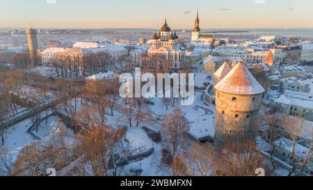 Vista aerea della città vecchia di Tallinn durante una fredda giornata invernale in Estonia Foto Stock