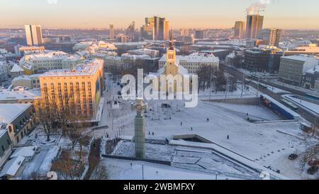 Vista aerea della città vecchia di Tallinn durante una fredda giornata invernale in Estonia Foto Stock