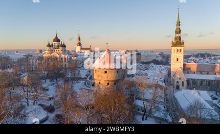 Vista aerea della città vecchia di Tallinn durante una fredda giornata invernale in Estonia Foto Stock