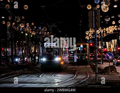 Tram di notte a Helsinki. Luci di Natale. Foto Stock