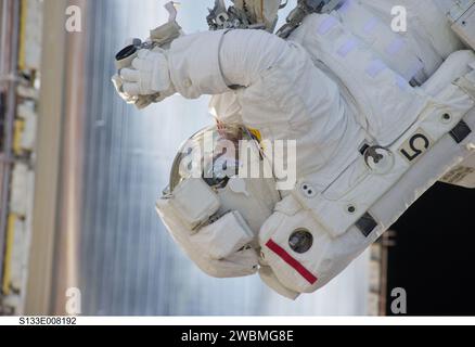 S133-e-008192 (2 marzo 2011) --- l'astronauta della NASA Steve Bowen, specialista della missione STS-133, partecipa alla seconda sessione della missione di attività extraveicolare (EVA) mentre la costruzione e la manutenzione continuano sulla stazione spaziale Internazionale. Durante la passeggiata spaziale di sei ore e 14 minuti, Bowen e l'astronauta Alvin Drew (fuori dal telaio), specialista di missione, hanno affrontato una varietà di compiti, tra cui lo sfiato nello spazio di un residuo di ammoniaca da un modulo pompa guasto che hanno spostato durante la prima passeggiata spaziale della missione. Foto Stock