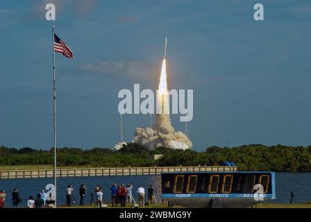 CAPE CANAVERAL, Ban. - Le stelle e le strisce della bandiera americana riflettono l'impegno della NASA nel lavoro di squadra mentre il razzo di prova Ares i-X del Constellation Program lancia il Launch Complex 39B al Kennedy Space Center della NASA in Florida. Il razzo produce 2,96 milioni di libbre di spinta al decollo e raggiunge una velocità di 100 mph in otto secondi. Il decollo del test di volo di 6 minuti è stato alle 11:30 EDT ottobre 28. Questo fu il primo lancio dalle piazzole di Kennedy di un veicolo diverso dallo Space Shuttle da quando i razzi Saturn del programma Apollo furono ritirati. Le parti utilizzate per far volare il booster Ares i-X Foto Stock