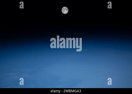 La luna gibbosa in declino è raffigurata sopra la Terra dalla stazione spaziale Internazionale a 260 miglia di altitudine sopra l'Oceano Atlantico vicino alla costa nord-orientale del Sud America il 30 settembre 2023. Foto Stock