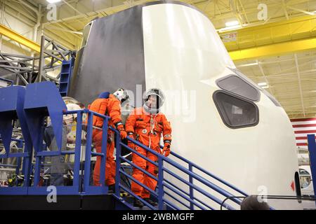 JSC2011-e-050063 (24 maggio 2011) --- gli astronauti della NASA Sandy Magnus e Rex Walheim, entrambi specialisti della missione STS-135, indossati nelle versioni addestrative del lancio dello shuttle e della tuta di ingresso, partecipano a una sessione di addestramento in ingresso/uscita in un mock-up dello shuttle nella struttura Mock-up del Johnson Space Center della NASA. Foto Stock