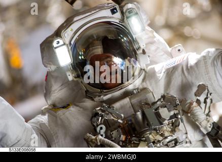 S133-e-008058 (2 marzo 2011) --- l'astronauta della NASA Steve Bowen, specialista della missione STS-133, partecipa alla seconda sessione della missione di attività extraveicolare (EVA) mentre la costruzione e la manutenzione continuano sulla stazione spaziale Internazionale. Durante la passeggiata spaziale di sei ore e 14 minuti, Bowen e l'astronauta Alvin Drew (fuori dal telaio), specialista di missione, hanno affrontato una varietà di compiti, tra cui lo sfiato nello spazio di un residuo di ammoniaca da un modulo pompa guasto che hanno spostato durante la prima passeggiata spaziale della missione. Foto Stock