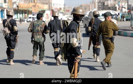 Sanaa, Sanaa, Yemen. 11 gennaio 2024. Le truppe Houthi camminano durante la cerimonia per i combattenti alla fine del loro addestramento a Sanaa, Yemen. Il capo del movimento Houthi dello Yemen, Abdul-Malik al-Houthi, ha messo in guardia gli Stati Uniti e i suoi alleati circa una potenziale rappresaglia significativa se avviano un attacco militare contro la sua nazione.durante un discorso televisivo di giovedì, Houthi ha dichiarato che qualsiasi risposta di questo tipo avrebbe superato la portata del recente attacco, in cui droni e missili yemeniti sono stati diretti contro vascelli statunitensi e britannici". "ci sarà una risposta rapida e potente a qualsiasi Ameri Foto Stock